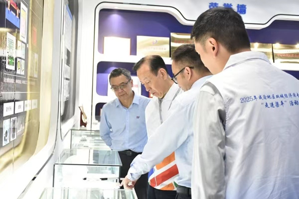 郝跃院士(左二)一行走访调研企业。重庆市人力社保局供图