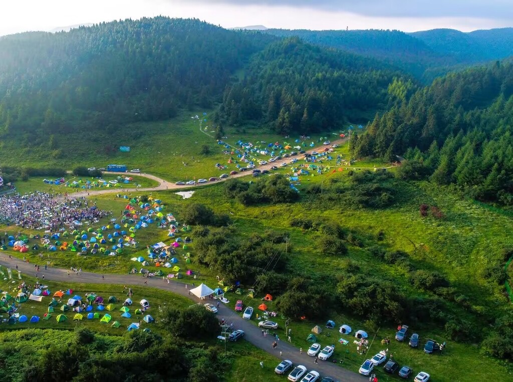 游客在仙女山大草原露营。武隆区委宣传部供图