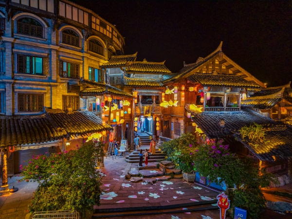 千灯点亮松溉古镇。陈安鑫摄