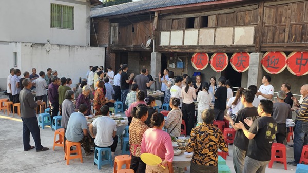 “月滿華誕·情暖魚池”雙節嘉年華活動現場。主辦方供圖