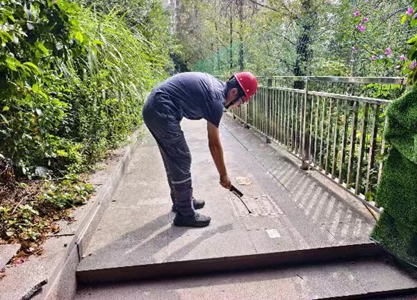 对阀门井进行检漏分析。重庆燃气集团供图