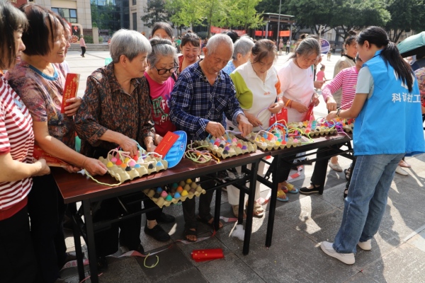 居民正在參與趣味活動。巴福鎮供圖