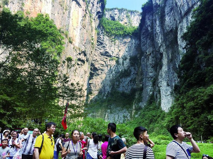 武隆天生三橋景區游人如織。