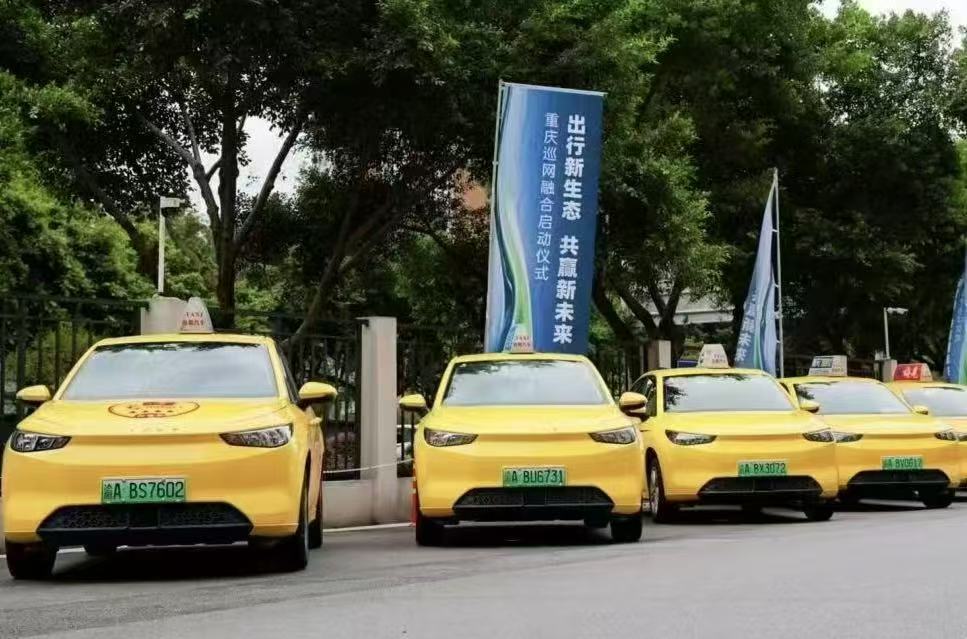 首批吉利·CC60巡网融合出租车加入山城出租车行列。刘凯摄