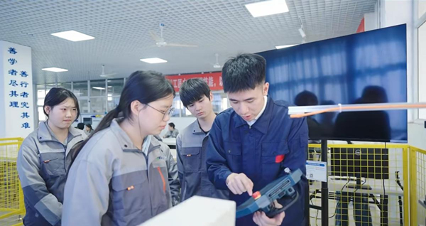 课堂教学中的宗渝顺。重庆能源工业技师学院供图