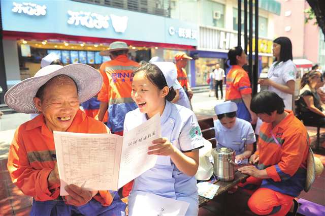 　沙坪坝区“红岩医者进商圈”开展居民健康档案建档宣传