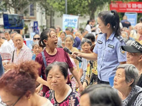 反诈宣传。莲花街道供图