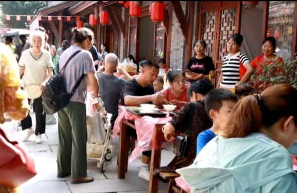 市民游客在老街品尝美食。巴南区委宣传部供图