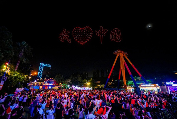 千架無人機煙花秀點亮山城夜空。景區供圖