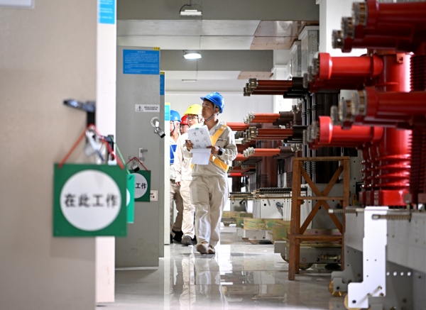 10月1日,國網重慶市北供電公司變電檢修人員正在變電站對設備進行檢修作業。向江微攝