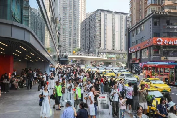 观音桥商圈人潮涌动。江北区委宣传部供图