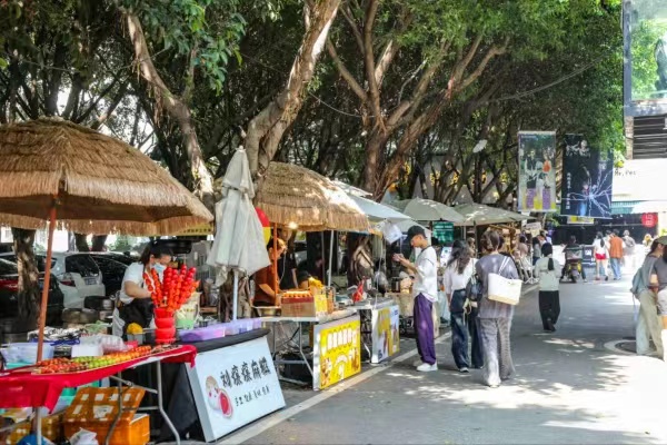 各种美食吸引游客品尝。江北区委宣传部供图