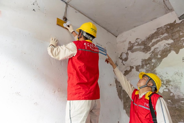 電力人員對老舊小區開展安全檢查。國網重慶永川供電公司供圖