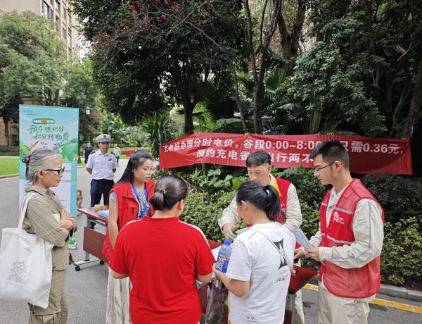 電力人員向居民宣傳相關政策。國網重慶永川供電公司供圖