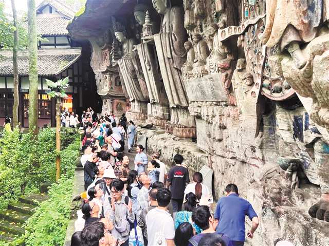 國慶期間,游客參觀大足石刻寶頂山景區的華嚴三聖。(受訪單位供圖)
