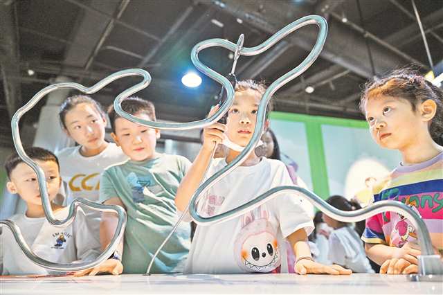 10月2日,重慶科技館,家長與孩子參加科普互動活動。記者 張春曉 攝/視覺重慶