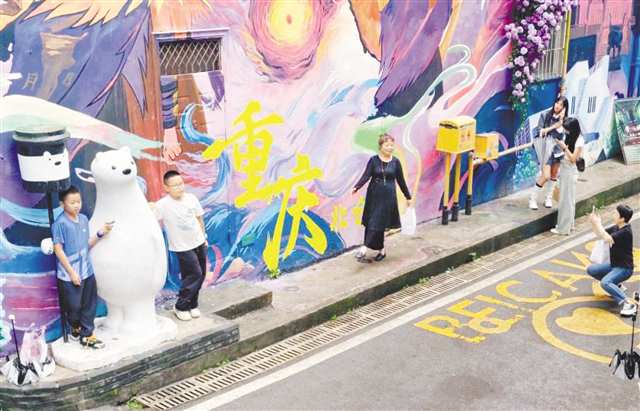 游客在江北北仓文创街拍照打卡。记者 崔力 摄\视觉重庆