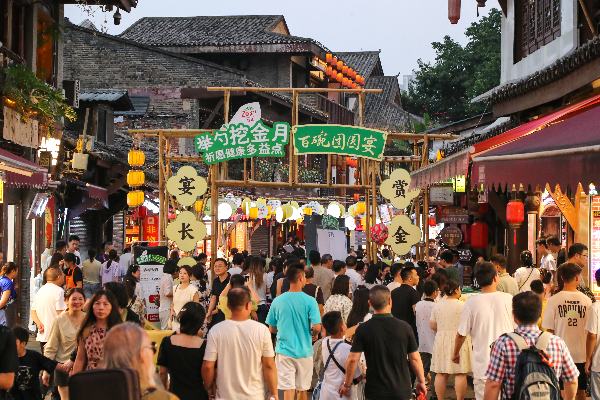游园活动吸引众多游客。郭晋摄