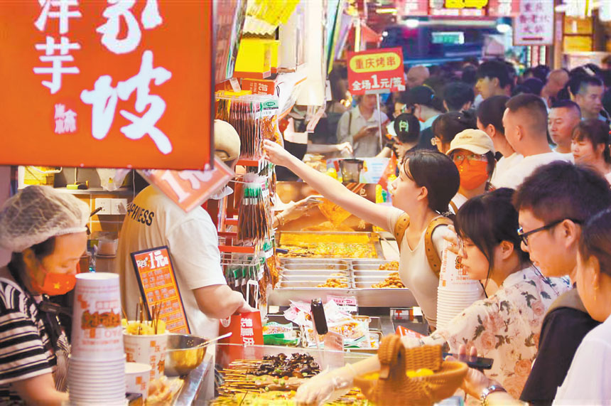 国庆中秋假期，观音桥好吃街人流如织。（受访者供图）