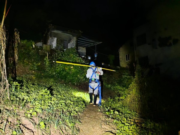搶修隊伍在夜色中奔赴故障現場。國網城口供電公司供圖