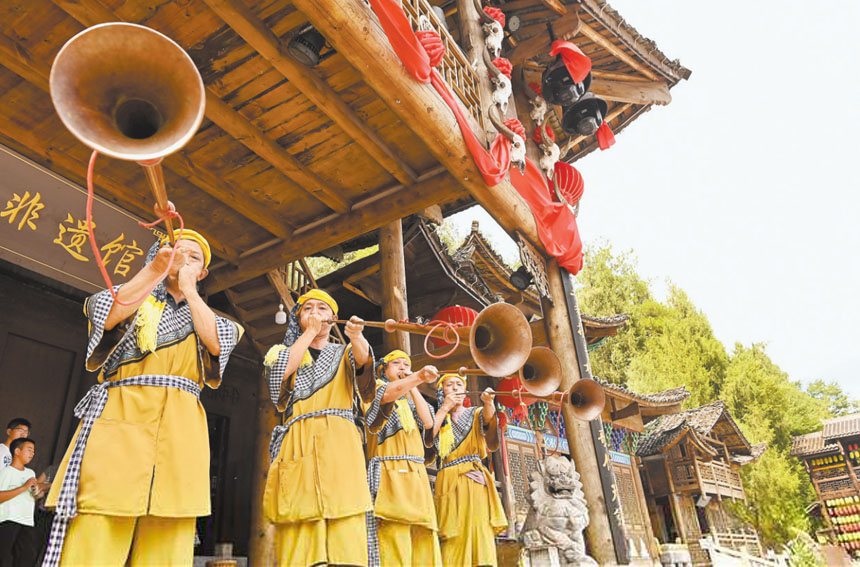 十月五日,酉陽縣酉州古城景區推出土家擺手舞等非遺項目表演,讓市民游客感受傳統文化魅力。特約攝影 邱洪斌\視覺重慶