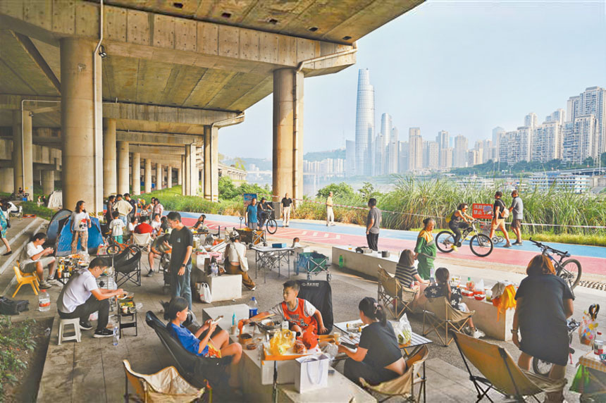 十月五日,江北區北濱路步道,市民正在休閑露營。國慶假期,市民在這裡或騎行賞景,或休閑玩耍,在戶外享受輕鬆愜意的假期時光。首席記者 龍帆 攝\視覺重慶