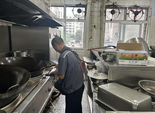 对学校食堂用气进行安全检查。重庆燃气集团供图