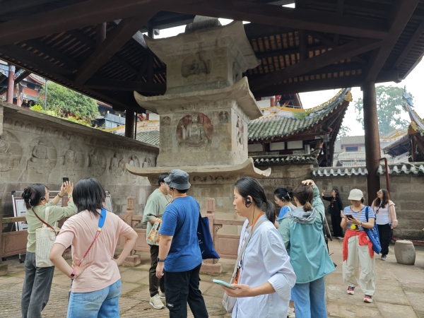 游客参观小佛湾。大足石刻研究院供图