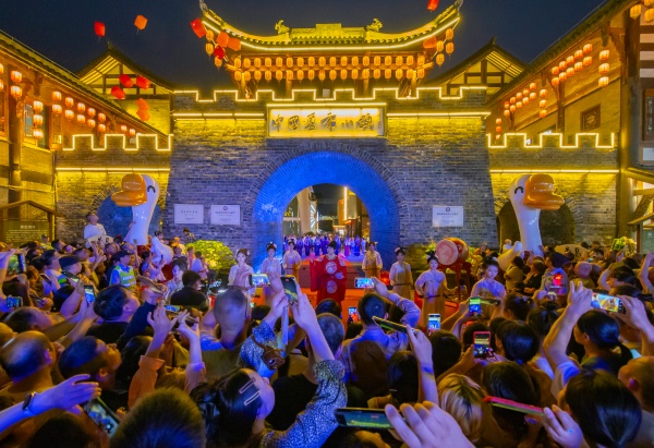 夏布小镇游人如织。荣昌区委宣传部供图