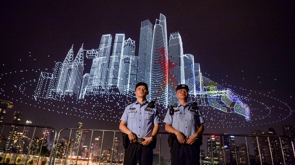 民警在南滨路执勤。南岸区公安分局供图