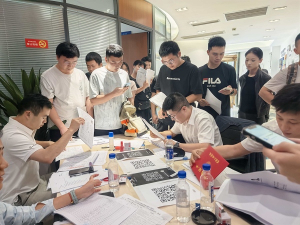 招聘资格审查现场。施杰摄