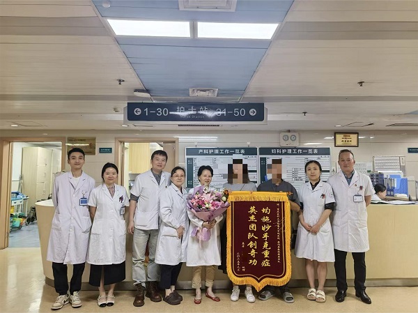 患者家属为医护团队送上锦旗。重医附属大学城医院供图