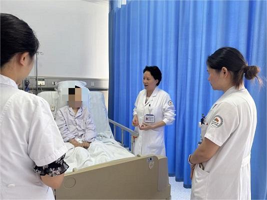 唐均英团队查看患者术后情况。重医附属大学城医院供图