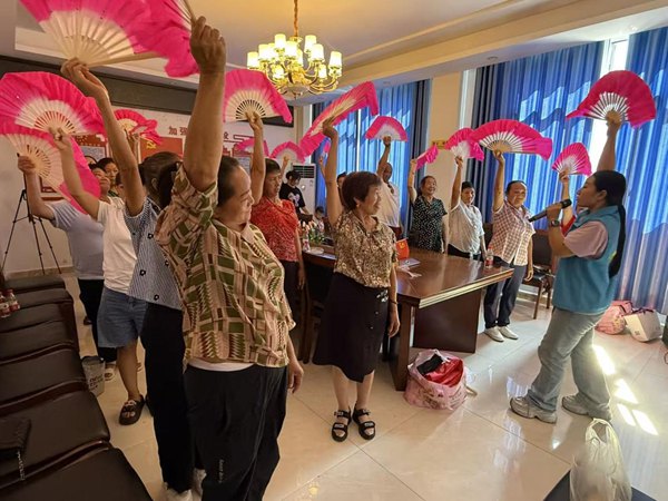 学习“花灯舞” 融入亲子互动。徐治梅摄