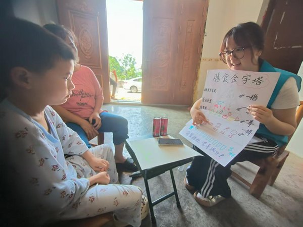 社工入户帮扶。吴小霞摄