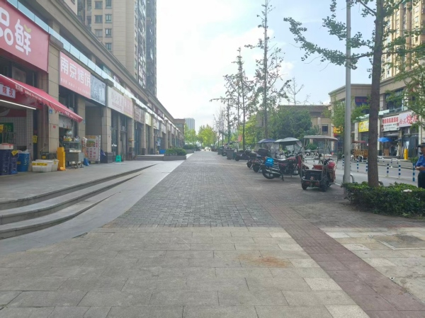 整治后的博才路金科空港城段宽敞明亮。越薪摄