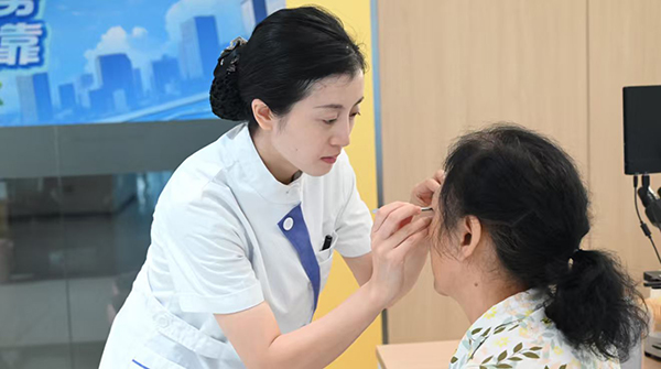 眼部螨虫检查。重庆南坪爱尔眼科医院供图