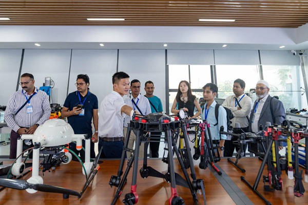 外宾们参观何涛工匠工作室。国网重庆永川供电公司供图