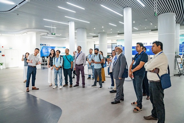 外宾们参观无人机数据中心。国网重庆永川供电公司供图