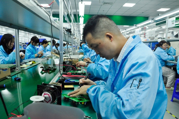 在剑涛物联生产线，工作人员正在赶制订单。韦玉婷 摄