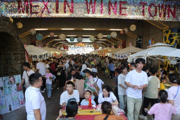 今年“双节”假期景区客流突破100万人次。受访单位供图