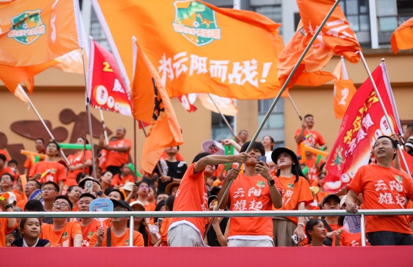 云阳球迷为云阳恐龙队加油助威。谭启云摄