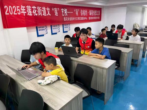 为小朋友们带来编程启蒙课。李晶摄