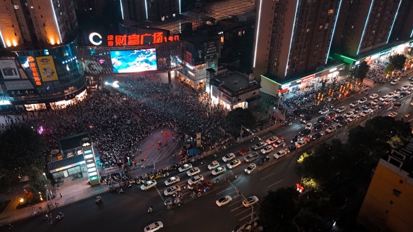 假期的重点商圈人流如织。合阳城街道供图