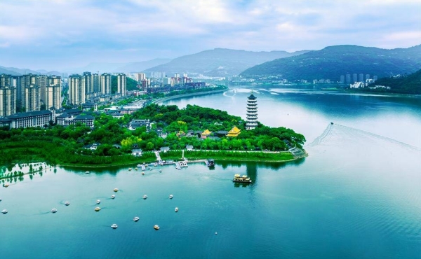 湖光塔影，醉美风光。开州区融媒体中心供图