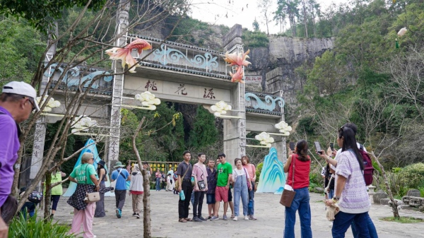 泰国游客合影。 酉阳桃花源文旅集团供图