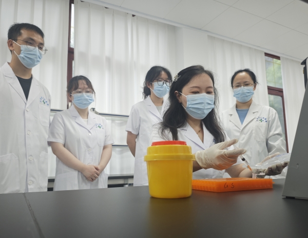 重庆医科大学附属大足医院博士后耿珊及团队正在开展实验研究。受访者供图