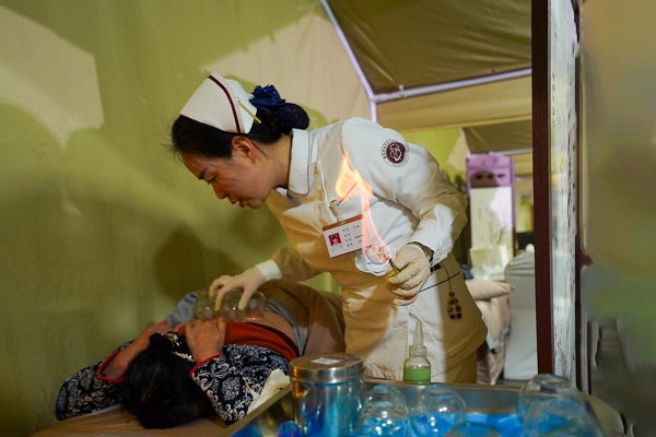 往届活动中，市民现场体验火罐疗法。主办方供图