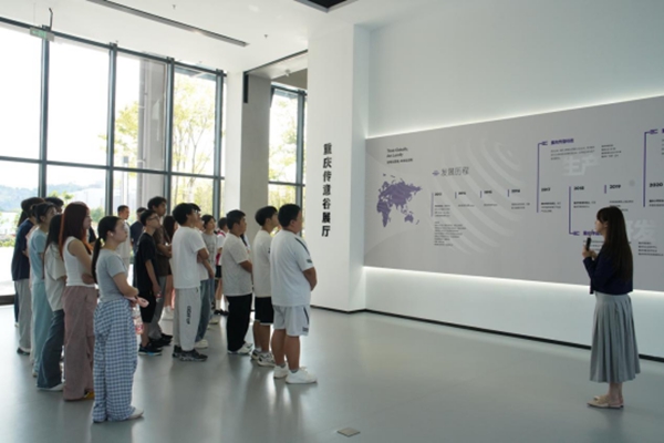 高校毕业生参观传音智汇园区。渝北区人力资源和社会保障局供图