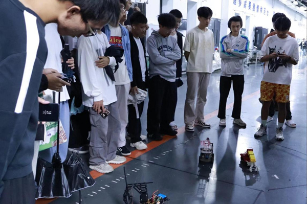 新生參觀學院實踐基地。重慶理工大學供圖